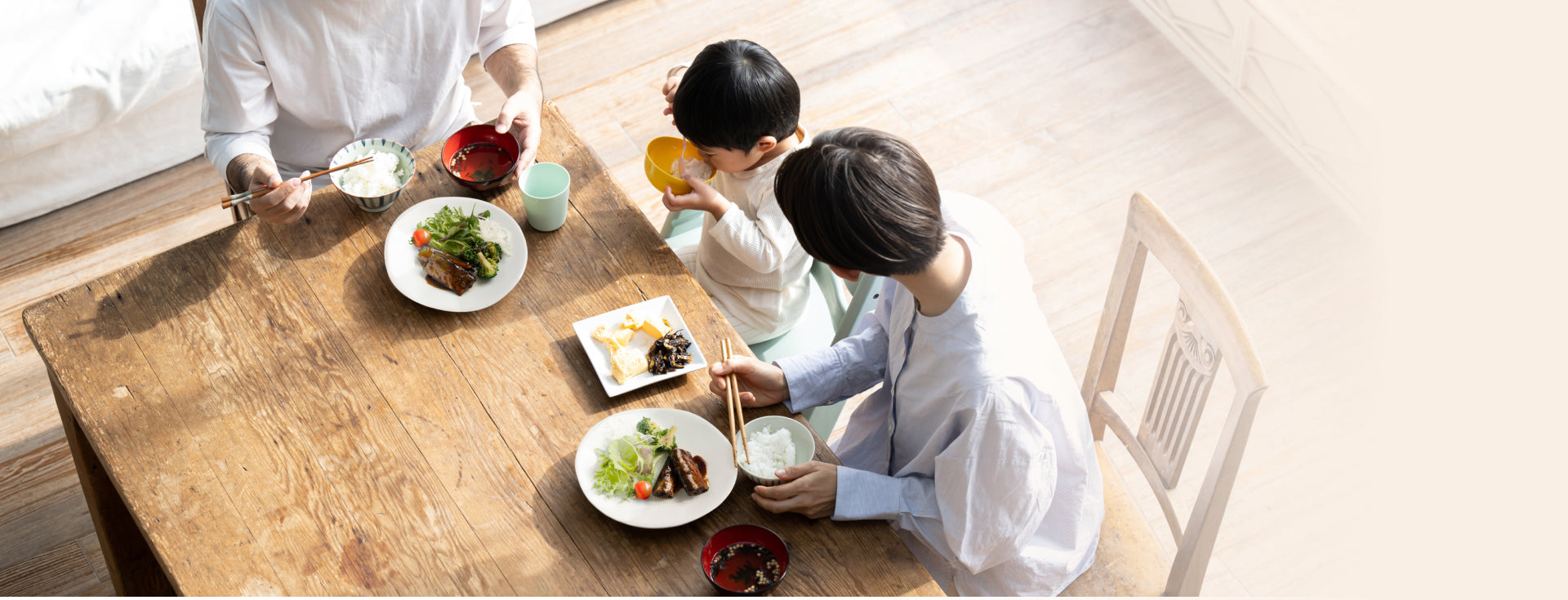 画像:食卓を囲む家族