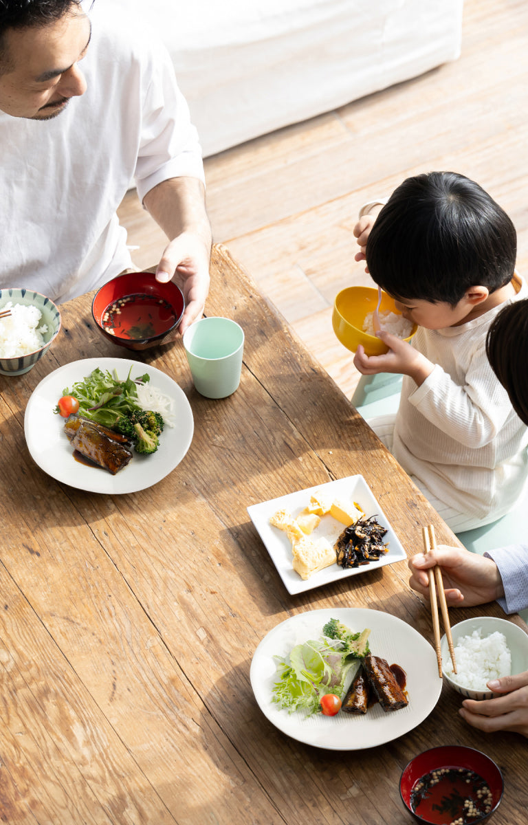 画像:食卓を囲む家族