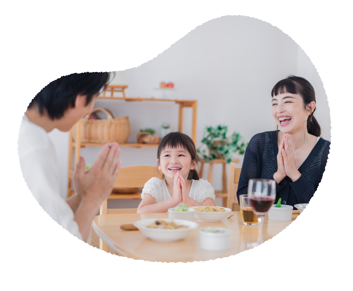 画像:食卓を囲む家族