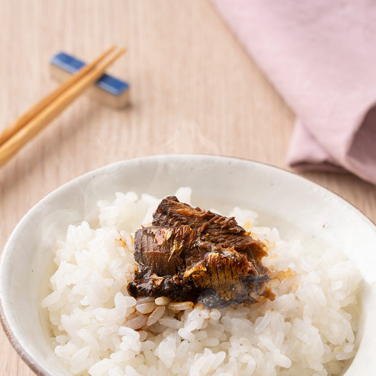 ご飯にの上にのったいわし生姜煮