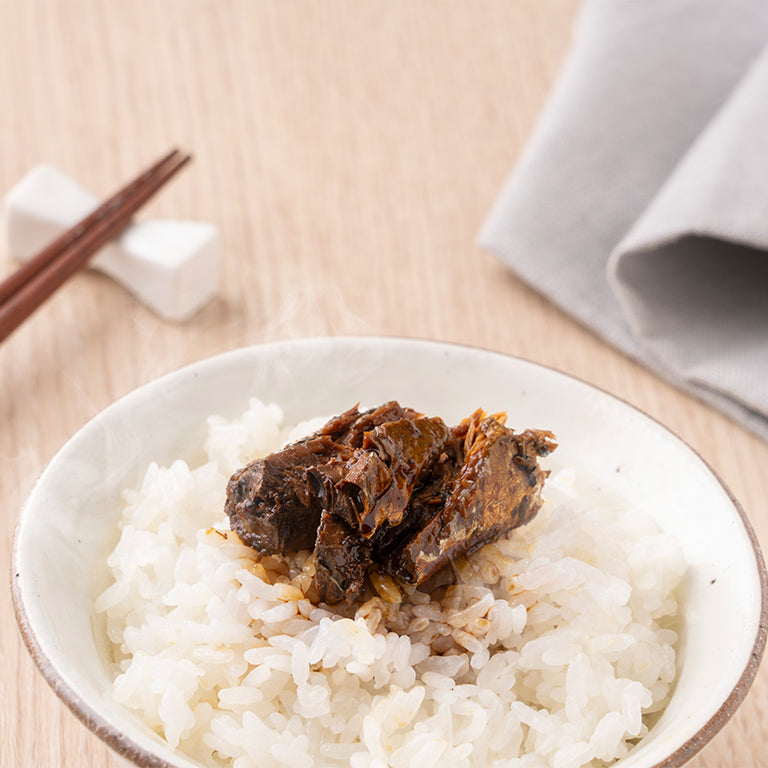 ご飯の上にのったさんま生姜煮